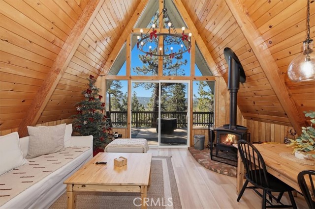 Detail Gallery Image 5 of 40 For 1146 Ridge, Fawnskin,  CA 92333 - 2 Beds | 1 Baths