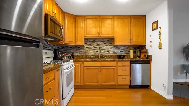 Detail Gallery Image 8 of 33 For 15801 Wyandotte St #109,  Lake Balboa,  CA 91406 - 3 Beds | 2/1 Baths