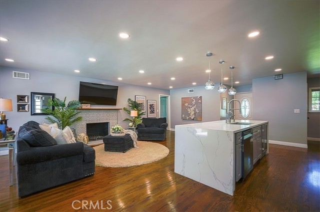 1375 N Euclid Avenue, Upland CA: https://media.crmls.org/medias/e2ead40e-973d-49aa-944e-9619d95f66a8.jpg