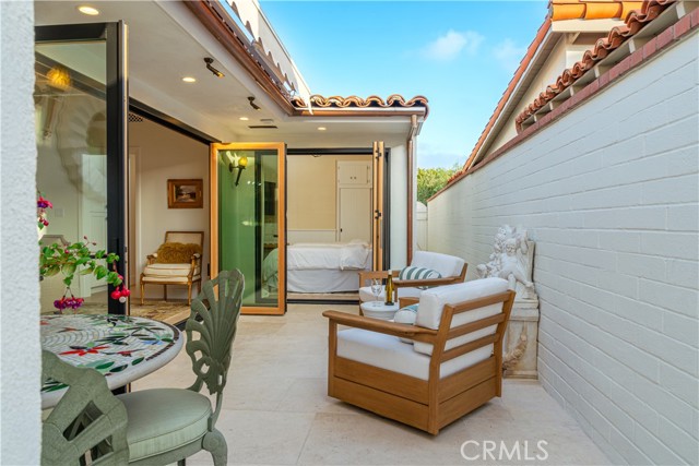 Detail Gallery Image 5 of 61 For 106 via Cordova, Newport Beach,  CA 92663 - 2 Beds | 2 Baths