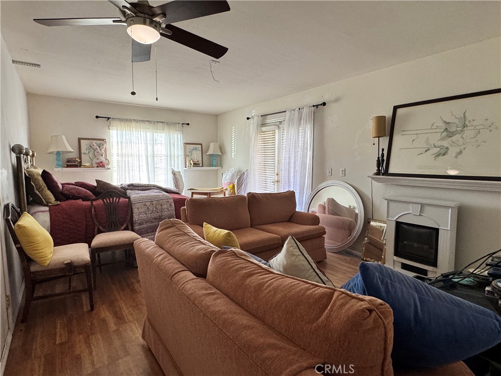 https://media.crmls.org/medias/e2eaff3b-1548-4b1d-b7ec-1389e2ff8867.jpg?preset=X-Large