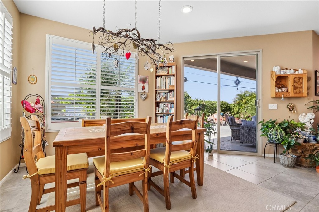https://media.crmls.org/medias/e2ebd01e-f7ec-4b5c-98c6-39e3d1b69ab9.jpg?preset=X-Large