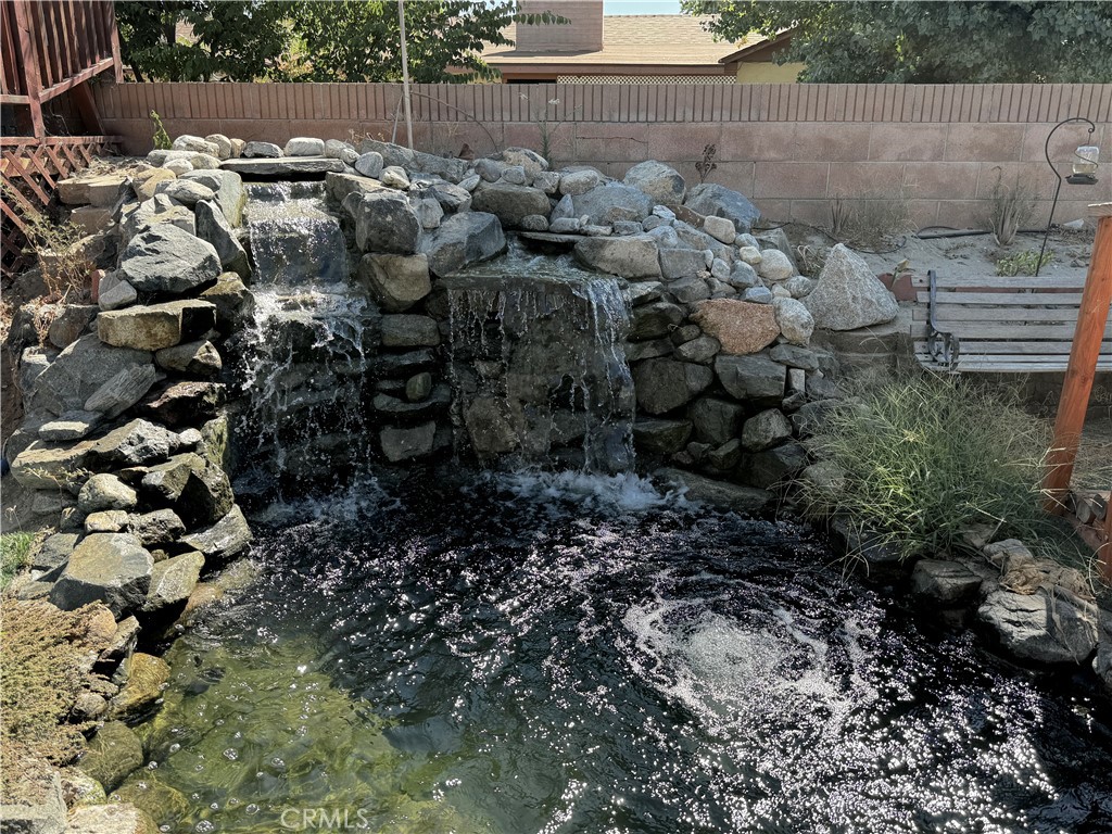 https://media.crmls.org/medias/e2f1047c-76d2-47cb-a38e-1c46aed39191.jpg?preset=X-Large