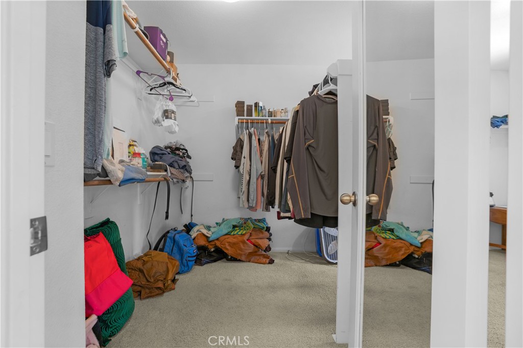https://media.crmls.org/medias/e2f1d5d0-1fa1-4753-96e5-a45a792fbe25.jpg?preset=X-Large