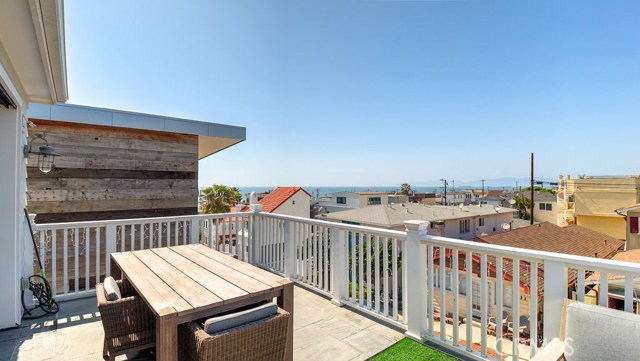 2545 Myrtle Avenue, Hermosa Beach, California 90254, 5 Bedrooms Bedrooms, ,5 BathroomsBathrooms,Residential,Sold,Myrtle,SB17078521