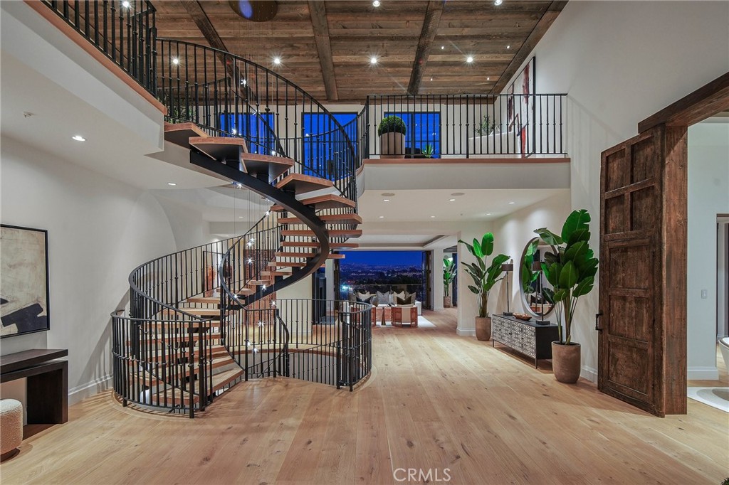 https://media.crmls.org/medias/e2f40049-39d6-4837-817e-53ca91373863.jpg?preset=X-Large