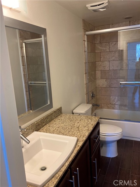 Detail Gallery Image 5 of 17 For 11925 Kling St #408,  Valley Village,  CA 91607 - 2 Beds | 2 Baths