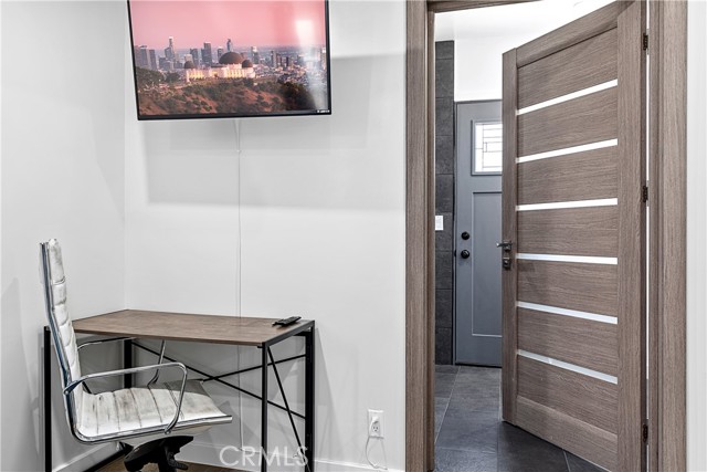 Detail Gallery Image 14 of 22 For 6535 Mary Ellen Ave, Valley Glen,  CA 91401 - 3 Beds | 2/1 Baths