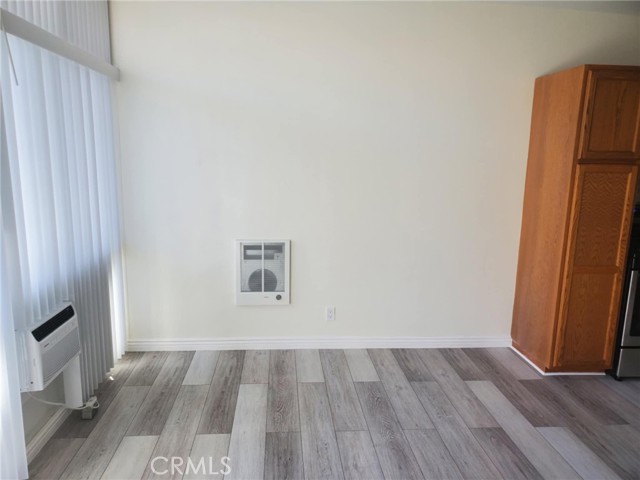24 Roswell Avenue, Long Beach CA: https://media.crmls.org/medias/e2fa6bca-717e-4ce4-b0b0-f3a6136f82c0.jpg