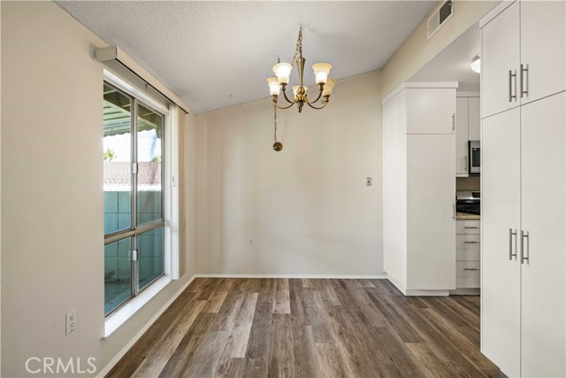 Detail Gallery Image 2 of 28 For 19144 Avenue of the Oaks #D,  Newhall,  CA 91321 - 2 Beds | 1 Baths