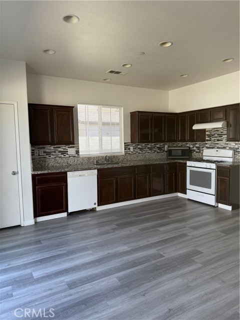 2062 Splendid Circle, San Jacinto CA: https://media.crmls.org/medias/e2fbd9be-6972-4281-8fd5-b20e5a0b82da.jpg