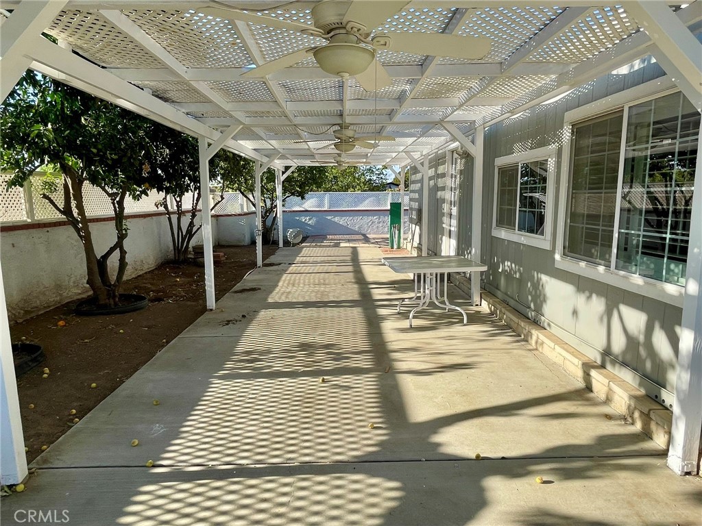 https://media.crmls.org/medias/e2fd4167-41a0-400c-8650-19103905fb61.jpg?preset=X-Large