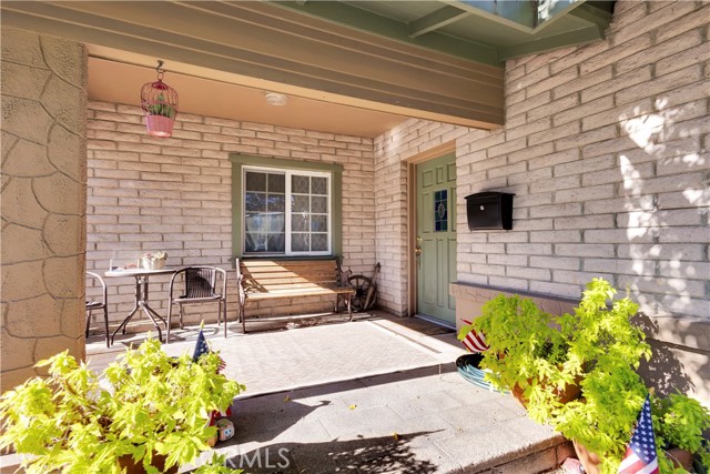 Detail Gallery Image 2 of 21 For 815 E Magnolia, Burbank,  CA 91501 - 4 Beds | 2 Baths