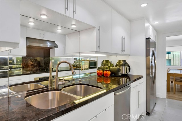 Detail Gallery Image 13 of 37 For 7259 Hillside Ave #102,  Los Angeles,  CA 90046 - 2 Beds | 2 Baths