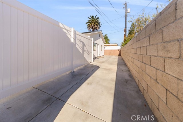 Detail Gallery Image 9 of 9 For 14729 Leadwell, Van Nuys,  CA 91405 - 2 Beds | 2/1 Baths
