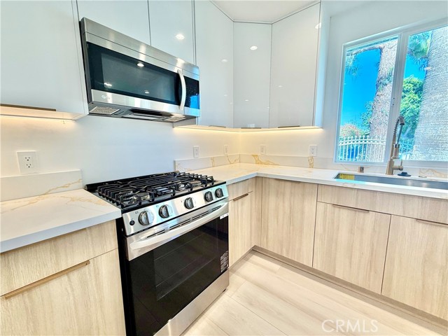 7443 Oakdale Avenue, Winnetka CA: https://media.crmls.org/medias/e303ae7c-e3fa-4df8-8c36-9c052121d3e8.jpg