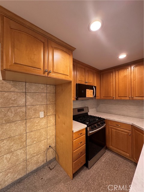 Detail Gallery Image 10 of 29 For 7439 Woodman Ave #15,  Van Nuys,  CA 91405 - 2 Beds | 2 Baths