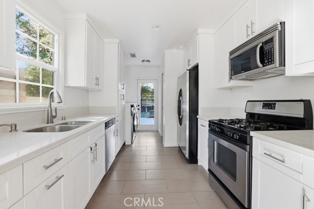 Detail Gallery Image 14 of 54 For 16937 Hartland, Lake Balboa,  CA 91406 - 2 Beds | 2 Baths