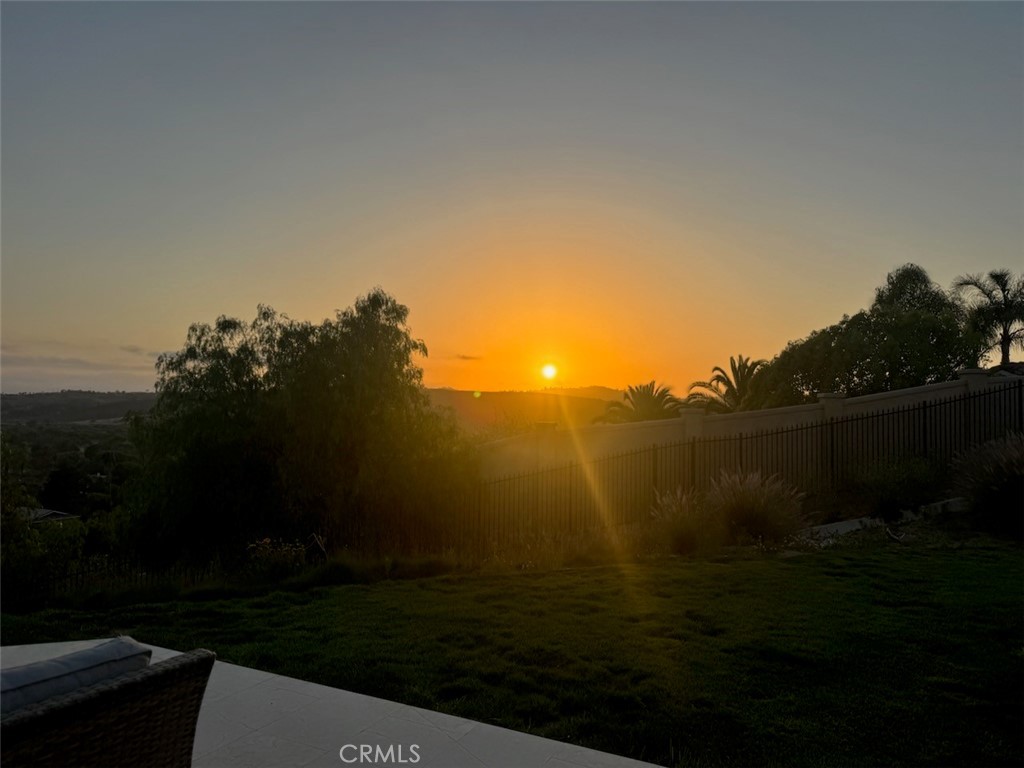 https://media.crmls.org/medias/e3052112-cd4b-48c3-9f06-612051ff7773.jpg?preset=X-Large