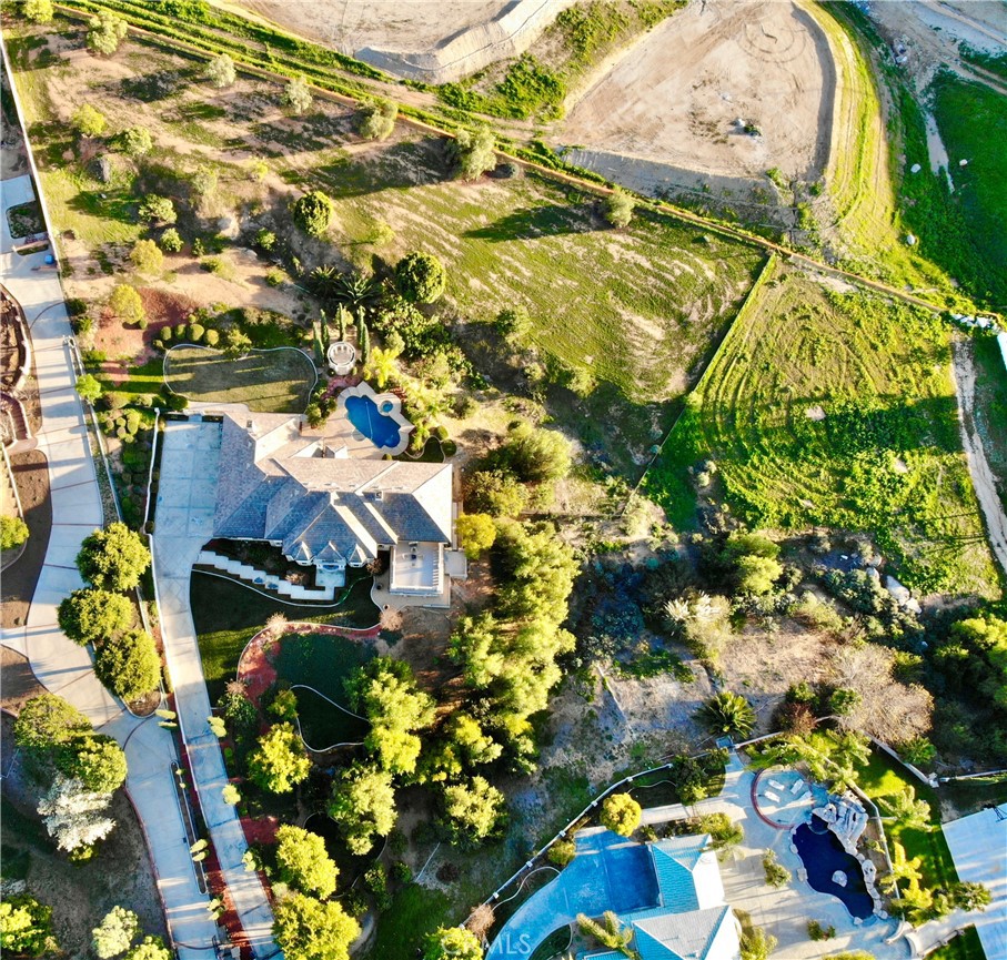 https://media.crmls.org/medias/e3057b74-81ea-4a05-8e01-47a1e58ecea8.jpg?preset=X-Large