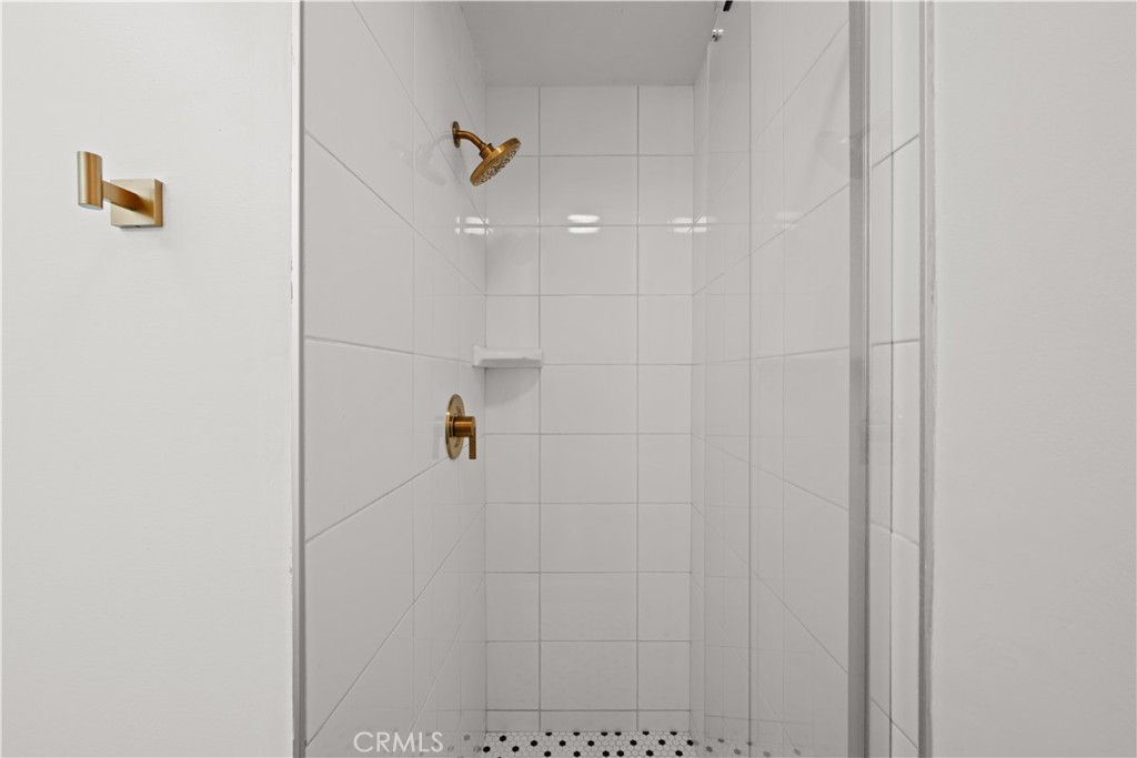 https://media.crmls.org/medias/e305a137-1560-445d-b0b0-d9dcd4cf3af1.jpg?preset=X-Large