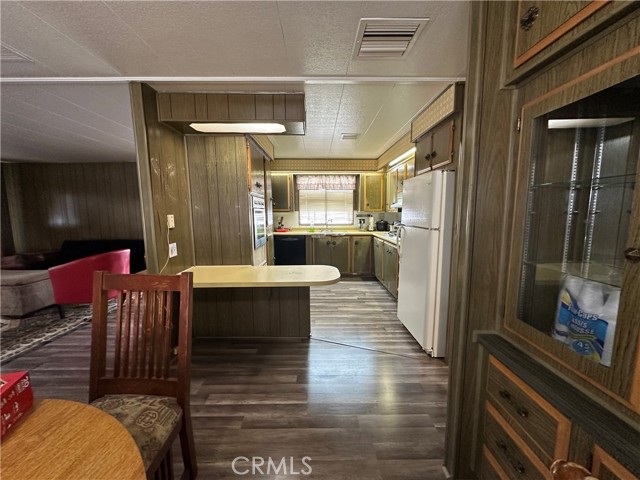 332 N LYON Avenue, Hemet CA: https://media.crmls.org/medias/e3082584-d5b8-48c5-8325-932fb3803041.jpg