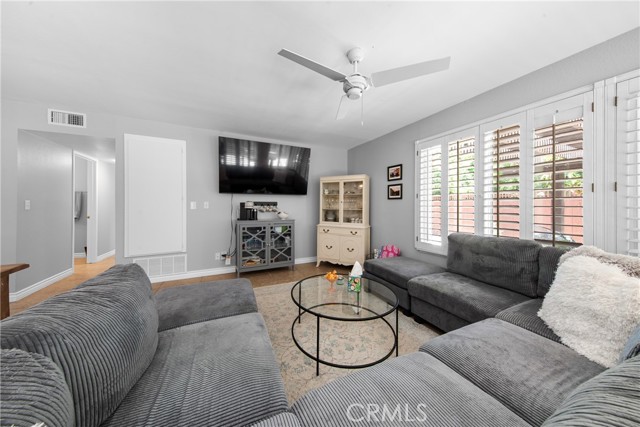 2060 Belgrave Court, Simi Valley CA: https://media.crmls.org/medias/e308a32f-83a6-4585-9c36-0ea4b71b21a4.jpg