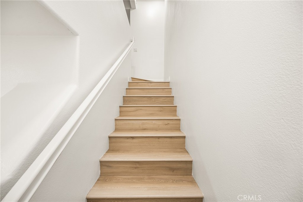 https://media.crmls.org/medias/e309ead5-27e0-4e7d-a90a-cc8af45b79f8.jpg?preset=X-Large