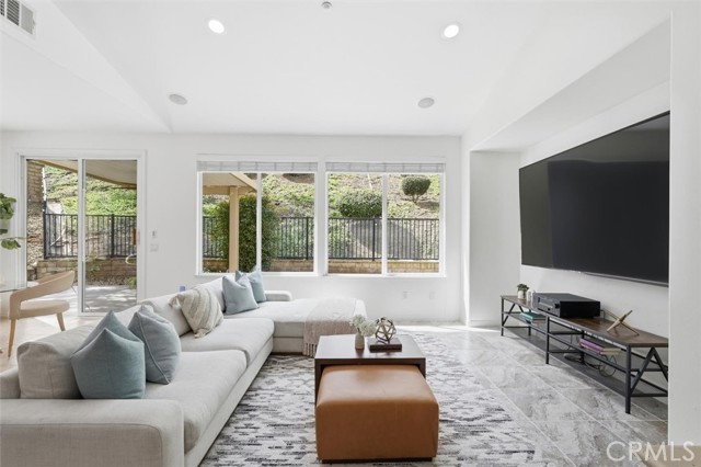 Detail Gallery Image 14 of 43 For 5244 Huckleberry Oak, Simi Valley,  CA 93063 - 5 Beds | 3 Baths