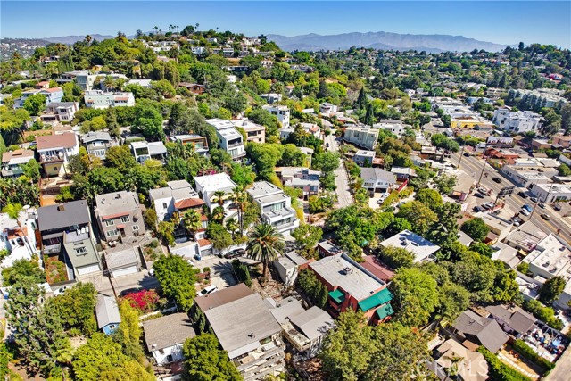 3907 De Longpre Avenue, Los Angeles CA: https://media.crmls.org/medias/e30c982b-95ea-43eb-a827-c7d9de2b8147.jpg