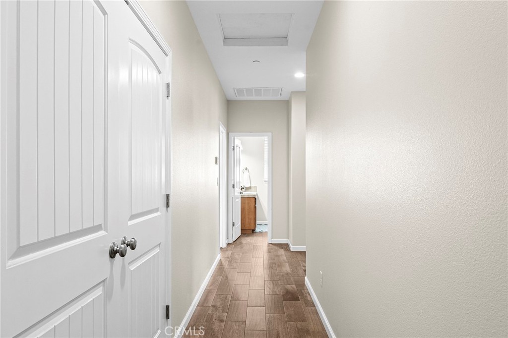 https://media.crmls.org/medias/e30cbb03-d7cf-4977-88f9-41f249646136.jpg?preset=X-Large