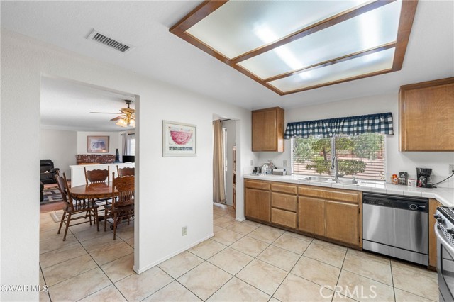 Detail Gallery Image 14 of 32 For 16435 Stagecoach Ave, Palmdale,  CA 93591 - 3 Beds | 2 Baths