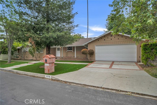 Detail Gallery Image 1 of 39 For 19710 Henshaw St, Woodland Hills,  CA 91364 - 4 Beds | 4 Baths