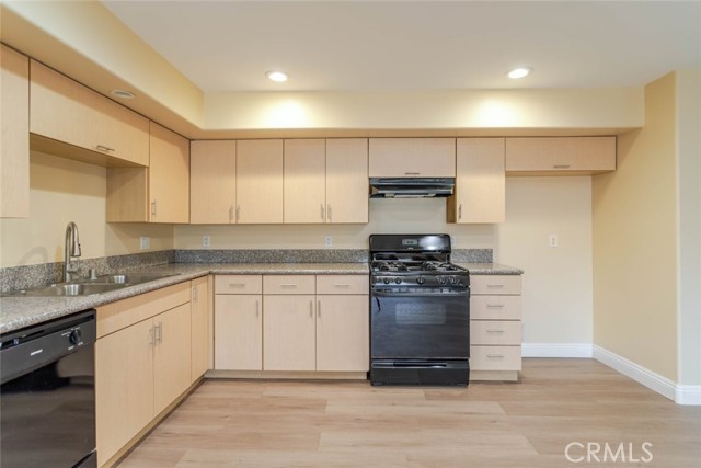 Detail Gallery Image 7 of 17 For 1466 Tamarind Ave #104,  Los Angeles,  CA 90028 - 2 Beds | 2 Baths