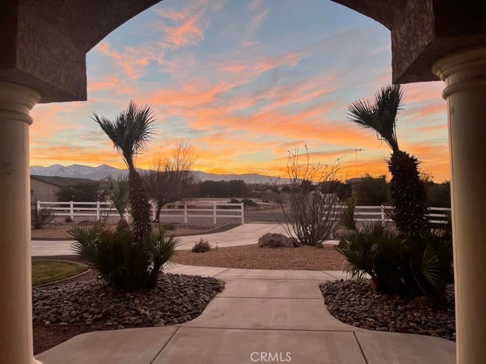 https://media.crmls.org/medias/e31af810-2029-4d95-8d0d-435460d57e44.jpg?preset=X-Large