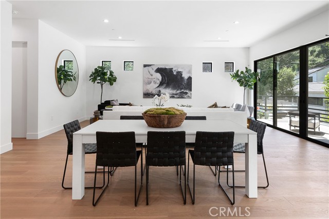 Detail Gallery Image 7 of 46 For 9836 Yoakum Dr, Beverly Hills,  CA 90210 - 5 Beds | 4 Baths
