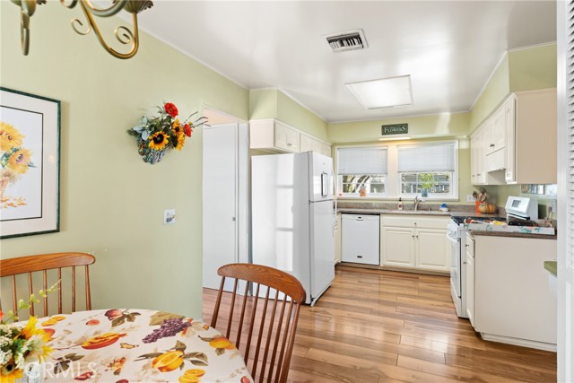 527 W Palm Avenue, Redlands CA: https://media.crmls.org/medias/e31d01a1-d469-4a65-b2d5-e2ec68080e11.jpg