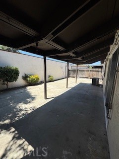 https://media.crmls.org/medias/e31d3c91-3ef9-4d94-9f6a-72e3bd8f5655.jpg?preset=X-Large