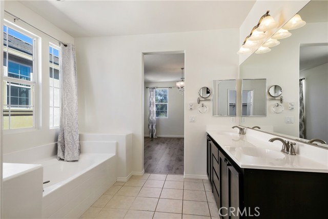 309 W Via Rua Flores, Ontario CA: https://media.crmls.org/medias/e320840c-7bca-410c-887e-18df5624eb4b.jpg