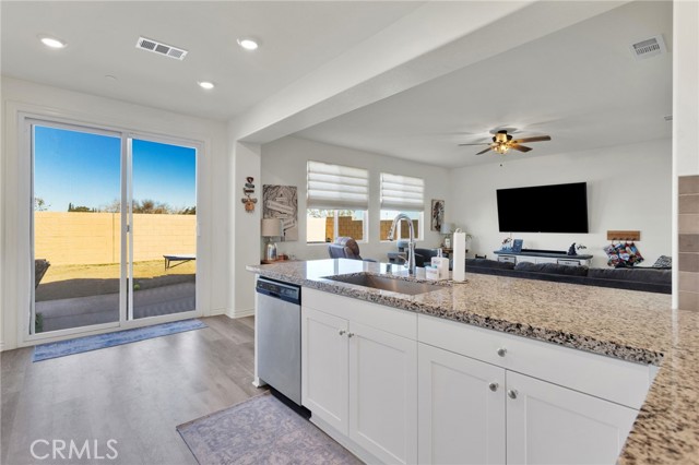 Detail Gallery Image 14 of 53 For 12672 Wycliff, Victorville,  CA 92392 - 4 Beds | 3 Baths