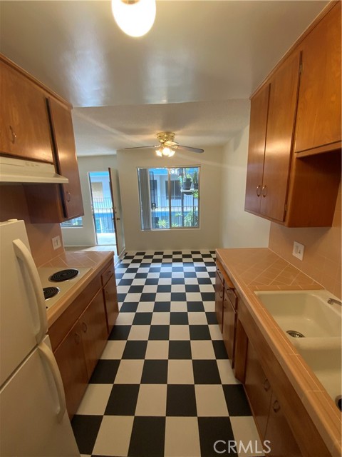 120 Alamitos Avenue, Long Beach CA: https://media.crmls.org/medias/e321f473-9477-42d5-9c04-a2daa170e18f.jpg