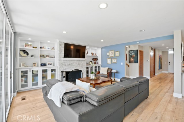 4062 Aladdin Drive, Huntington Beach CA: https://media.crmls.org/medias/e322c715-eb2d-4593-a7a1-a78a8bbeba8c.jpg
