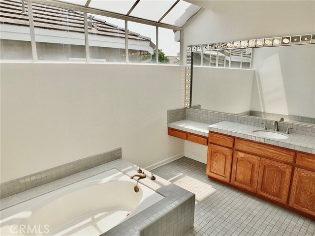 6225 Napoli Court, Long Beach CA: https://media.crmls.org/medias/e322f82e-54f2-4502-b195-08ca748b7896.jpg