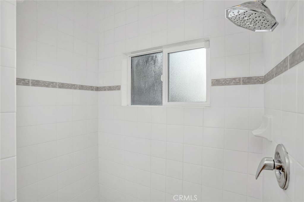 https://media.crmls.org/medias/e32368b9-f822-4e39-849d-9787894caa8d.jpg?preset=X-Large
