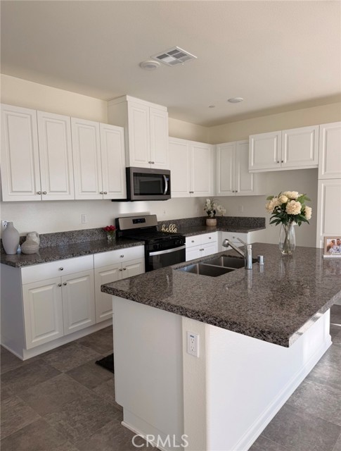 Detail Gallery Image 7 of 31 For 4068 Summer Way, Corona,  CA 92883 - 3 Beds | 2 Baths