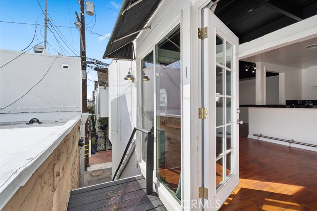 Detail Gallery Image 2 of 21 For 305 Marine, Newport Beach,  CA 92662 - 2 Beds | 1 Baths