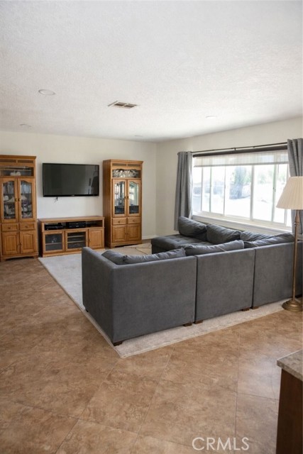 Detail Gallery Image 4 of 62 For 18804 Vine St, Hesperia,  CA 92345 - 4 Beds | 2 Baths
