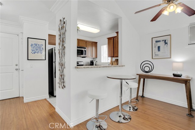 355 N Maple Street, Burbank CA: https://media.crmls.org/medias/e32752bf-53b0-4b48-90e8-6a8299fa5813.jpg