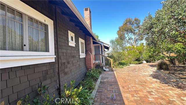 625 High Dr, Laguna Beach CA: https://media.crmls.org/medias/e327c7ab-2c74-4a15-825b-2204dba0981c.jpg