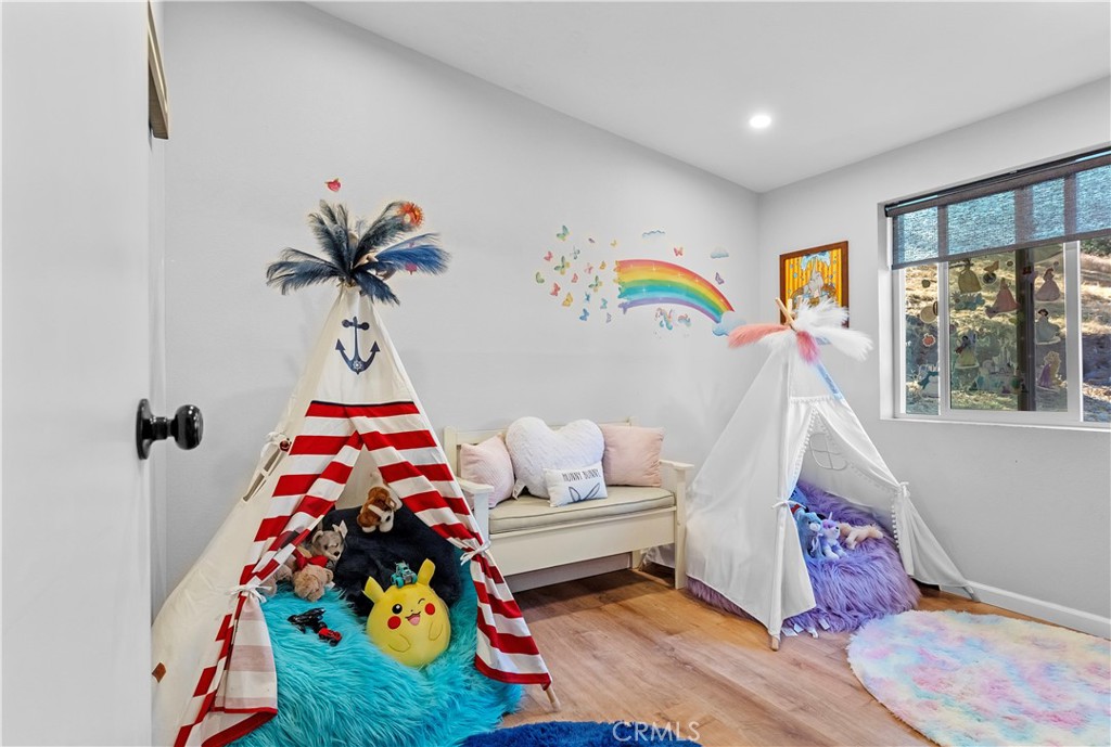 https://media.crmls.org/medias/e3289960-9b6a-4f96-ae20-1b7eb250e5c5.jpg?preset=X-Large